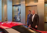 Atau Dominic Torreto yang mencuri mobil supermewah pangeran Abu Dhabi dan tersudut di lantai paling tinggi president suite. (Dok Universal Pictures)