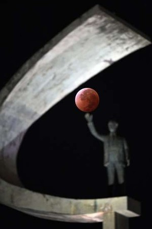 Ini Penyebab Bulan Jadi Semerah Darah Saat Gerhana Total Terjadi