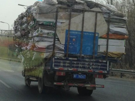 Truk Kelebihan Muatan Bikin Pengendara Lain Ketakutan