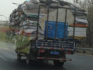 Truk Kelebihan Muatan Bikin Pengendara Lain Ketakutan