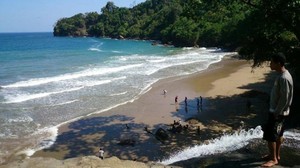 Banyu Anjlok, Air Terjun yang Jatuh ke Pantai di Malang