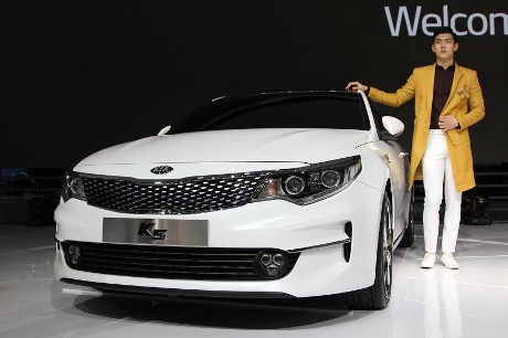 Sedan KIA K5 Tampil Memukau di Seoul Motor Show