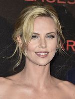 Charlize Theron Elegan di Usia 39 Tahun