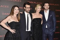 Penulis Gillian Flynn, sutradara Gilles Paquet-Brenner, dan aktor Nicholas Hoult bergabung bersama Theron untuk berfoto bersama. Pascal Le Segretain/Getty Images/detikFoto.