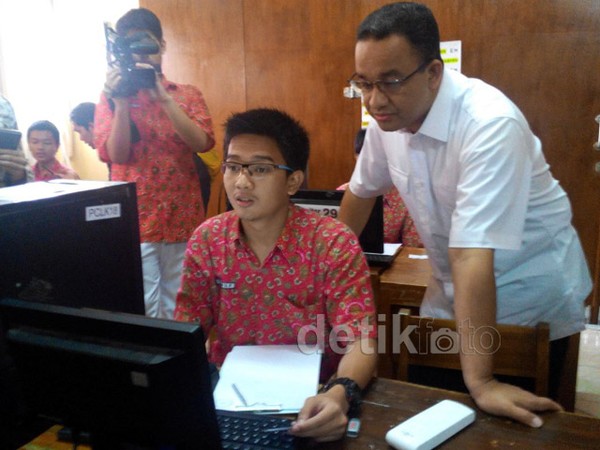 Anies Baswedan Tinjau Kesiapan UN Berbasis Komputer