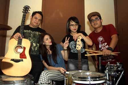 Model Cantik Nathalie Holscher Jajal Jadi Vokalis Band