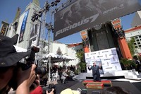 Sesaat sebelum gelaran premiere 'Furious 7', Vin Diesel menyempatkan diri untuk catatkan namanya di TCL Chinese Theatre pada Rabu (1/4). Jason Kempin/Getty Images/detikFoto.