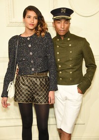Tak sendiri, Pharell juga mengajak istrinya Helen Lasichanh. Dimitrios Kambouris/Getty Images/detikFoto.