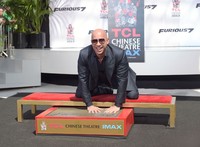 Momen saat Vin Diesel mencetak tangannya di semen. Jason Kempin/Getty Images/detikFoto.