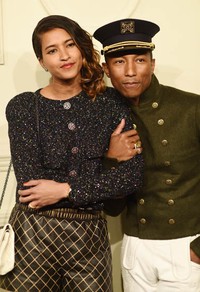 Tampil nyentrik, rapper berusia 41 tahun itu jadi sorotan fotografer. Dimitrios Kambouris/Getty Images/detikFoto.