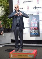 Vin Diesel Cetak Kaki dan Tangan di Hollywood