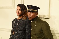 Pharrell dan Helen berpose di sebuah acara fashion di New York, Amerika Serikat. Dimitrios Kambouris/Getty Images/detikFoto.