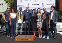 Vin Diesel saat berpose bersama pemain 'Furious 7'. Jason Kempin/Getty Images/detikFoto.