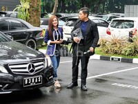     Setibanya di Direktorat Reserse Kriminal Khusus, pelantun 'Sakitnya Tuh di Sini' itu nampak didampingi kuasa hukumnya, Sandy Arifin. Pool/Noel/detikFoto.