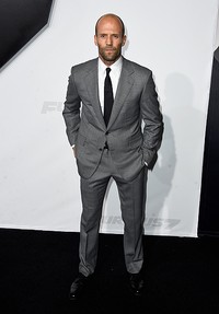 Jason Statham yang berperan sebagai Deckard Shaw tampil dengan setelan jas abu-abu. Frazer Harrison/Getty Images/detikFoto.