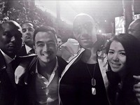     Bersama sang istri, Joe berpose dengan Vin Diesel dan Tyrese Gibson. (Instagram/Joe Taslim)