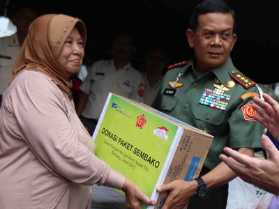 Pembagian Sembako di Komplek Sesko TNI Bandung