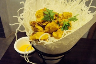 Ngopi Sambil Ngemil Chicken Popcorn di Kafe Bernuansa Industrial