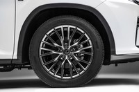 Bagi yang belum puas dengan performa RX standar, tenang saja, Lexus sudah menyiapkan paket RX F Sport dengan tambahan seperti pelek 20 inci alloy dan fitur lainnya seperti paddle sift, dan sebuah sistem stabilizer aktif untuk performa lebih baik di jalanan. Istimewa/Lexus.