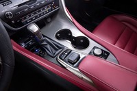 Untuk fitur keamanan mobil, Lexus sudah melengkapi mobil ini dengan fitur seperti sistem peringatan tabrakan yang membuat mobil otomatis berhenti atau secara otomatis memutar setir untuk mencegah tabrakan. Istimewa/Lexus.