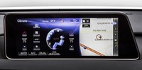 Sementara ketika melongok bagian dalam, ada display heads-up yang bisa memproyeksikan berbagai informasi ke layar kaca di depan pengemudi. Istimewa/Lexus.