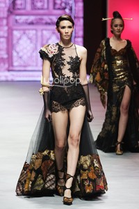 Anne Avantie Pasar Klewer Riwajatmoe Kini. Indonesia Fashion Week 2015 at Jakarta Convention Center. Senayan. Jakarta. [Foto: Mohammad Abduh/Wolipop]