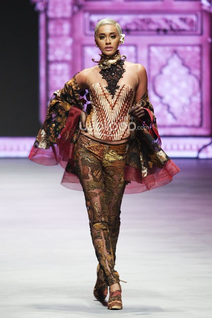 Anne Avantie Pasar Klewer Riwajatmoe Kini. Indonesia Fashion Week 2015 at Jakarta Convention Center. Senayan. Jakarta. [Foto: Mohammad Abduh/Wolipop]
