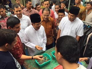 Usai Jumatan, JK Mampir ke Penjual Akik di Masjid Sunda Kelapa
