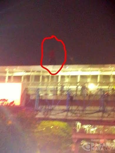 Ada Pria Mondar-mandir di Atas Atap JPO Semanggi, Dirayu Polisi untuk Turun