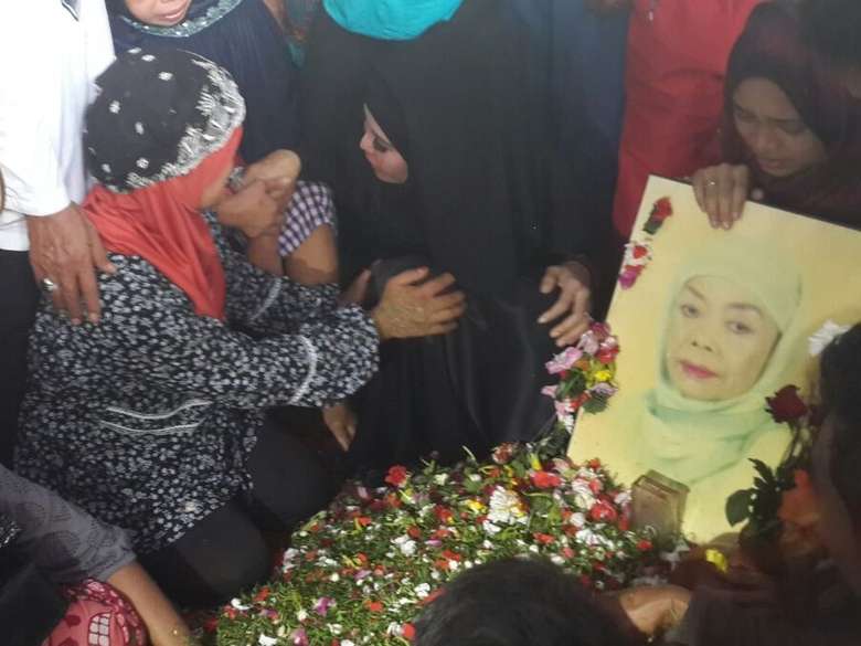 Isak Tangis Warnai Pemakaman Mpok Nori Isak Tangis Warnai Pemakaman Mpok Nori