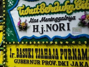 Ahok Kirim Karangan Bunga Duka Cita untuk Kepergian Mpok Nori