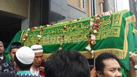 Pihak kerabat dekat dan keluarga sudah memadati areal pemakaman sejak usai shalat Jumat. Dengan menggunakan ambulance APV berwarna merah, jenazah tiba sekitar pukul 14.00 WIB. 