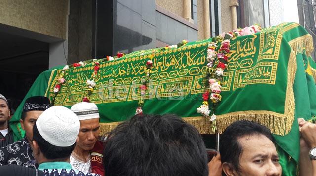 Isak Tangis Warnai Pemakaman Mpok Nori