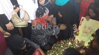 Ketika jenazah selesai dimakamkan, putri pertama Mpok Nori bernama Utari hampir jatuh pingsan. Ia sampai digotong oleh kerabat ke kursi terdekat makam. Tangisan tak berhenti sampai di situ saja.