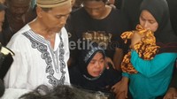 Makasih yah yang sudah dateng. Mohon maaf kalau Mpok Nori ada salah, kata salah seorang kerabat di makam. 