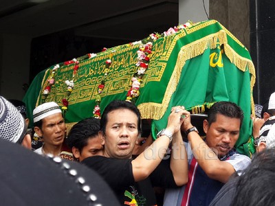 Isak Tangis Warnai Pemakaman Mpok Nori