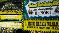     Rangkaian bunga ucapan belasungkawa datang dari berbagai kalangan. Tak terkecuali Gubernur kota Jakarta.