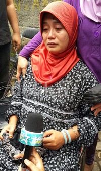     Ros, anak bungsu Mpok Nori yang tampak terguncang atas kepergian sang ibu.     