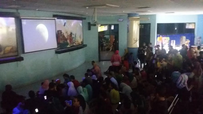 Jakarta Diguyur Hujan, Nobar Gerhana Bulan Lewat Live Streaming