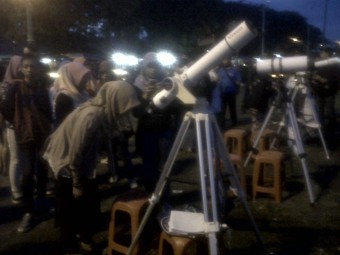 Nobar Gerhana Bulan, Warga Yogya Berkumpul di Alun-Alun
