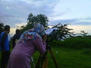 Warga Semarang Menikmati Gerhana Bulan dengan Teleskop dari Taman Tabanas