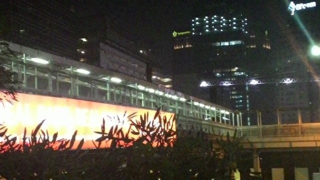 Belum Mau Turun, Pria yang Berdiri di Atap JPO Semanggi Asyik Merokok