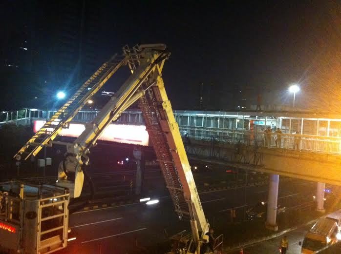 Damkar Pasang Sky Lift Bujuk Turun Pria di Atap JPO, Semanggi-Cawang Padat
