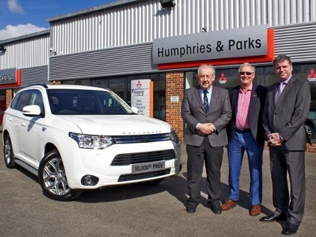 Ini Pemilik Mobil Mitsubishi Outlander PHEV ke 10.000