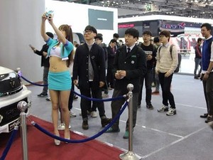 SPG Cantik nan Seksi Dipaksa Selfie oleh Pengunjung Seoul Motor Show