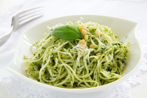 Semangkuk pasta saus alpukat creamy dengan irisan tomat ceri segar dan taburan keju parmesan