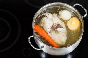 Kaldu Ayam yang Bening dan Gurih