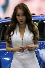 Wanita Cantik Meriahkan Suasana Seoul Motor Show