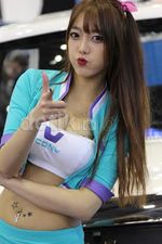 Wanita Cantik Meriahkan Suasana Seoul Motor Show