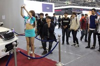 Salah satu dari banyak SPG yang laris melayani permintaan selfie di Seoul Motor Show 2015 adalah Song Dan Bee. Gadis 23 tahun yang juga seorang mahasiswi ini lebih sibuk melayani permintaan foto selfie dibandingkan menjelaskan produk mobil Cony TX-500 yang dijaganya.